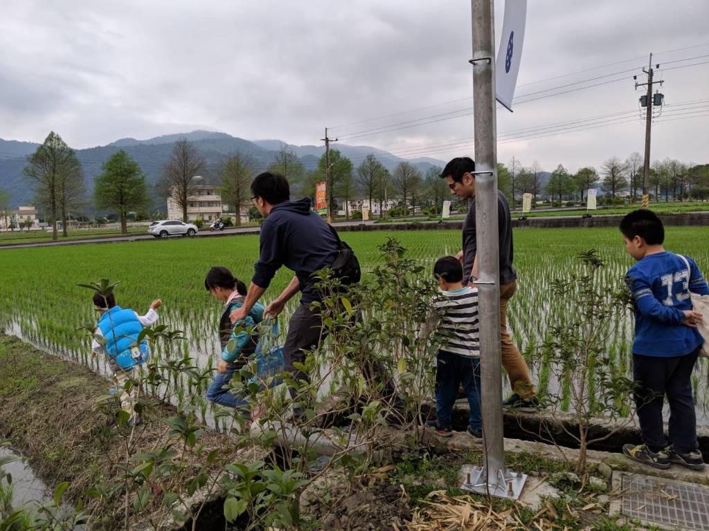 別再關起門養孩子了